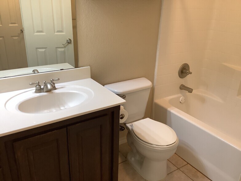 Building Photo - 4410 Shady Elm Dr