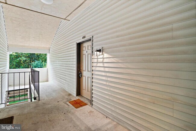 Building Photo - 1605 Carriage House Terrace