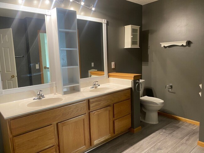 Building Photo - 7697 Coneflower Curv S