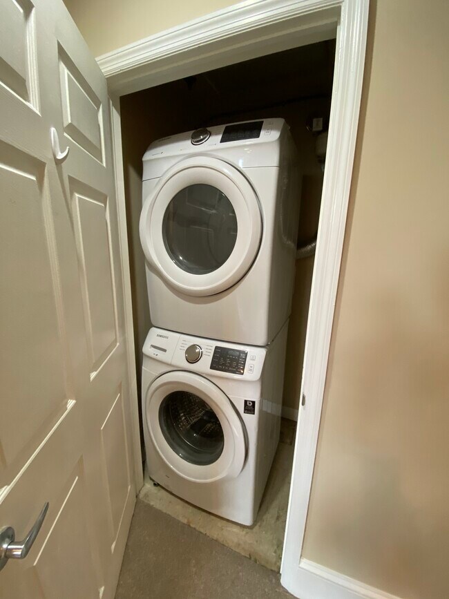 Building Photo - 803 E 6th St