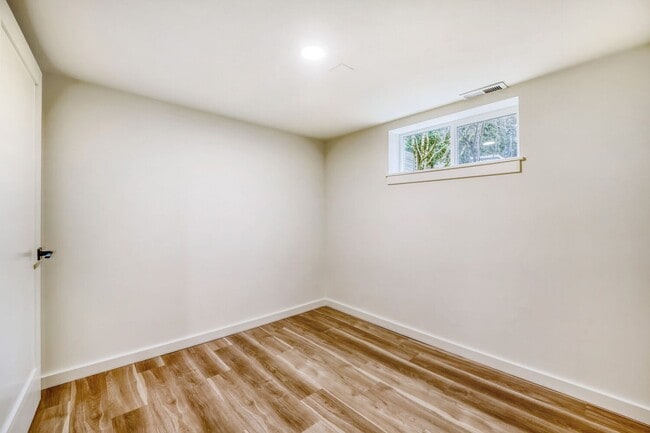 Building Photo - Montlake/Madison Park Area | Remodeled 3 Bed + Bonus Spaces | Arboretum Access