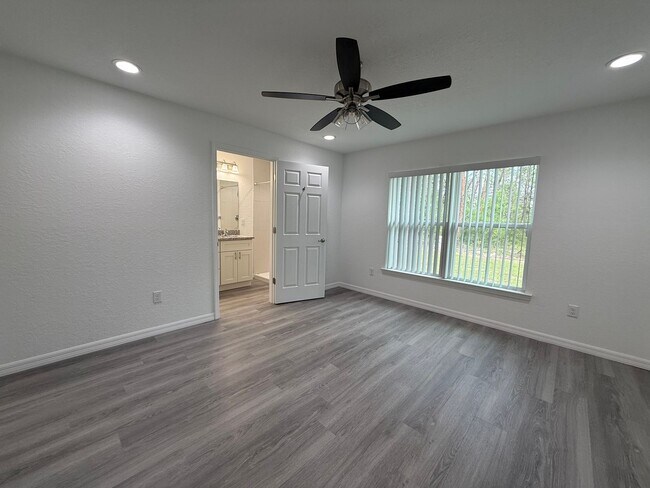 Building Photo - Great Price, Won't Last!!