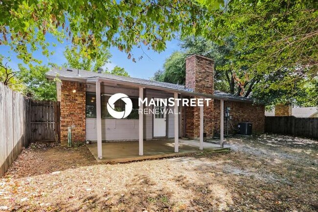 Building Photo - 3 Bedroom Pet-Friendly Home in Arlington, TX with Main Street Renewal