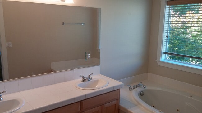 Building Photo - VIDEOTOUR: Gorgeous Home on Quiet Culdesac in Dallas. PETS WELCOME