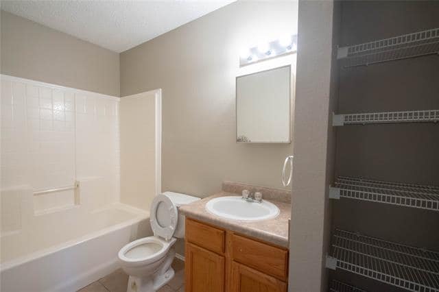 Building Photo - 2703 Clayton Oaks Dr