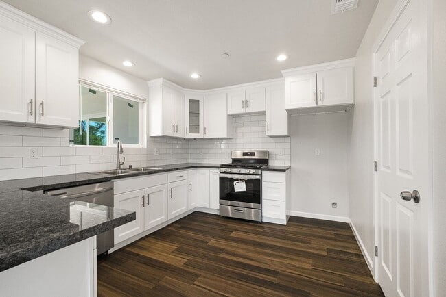 Building Photo - Paradise-Newer construction, 2 bed 2 bath +Bonus room, Garage, fenced yard, RV parking