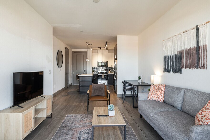 Building Photo - 555 N College Ave