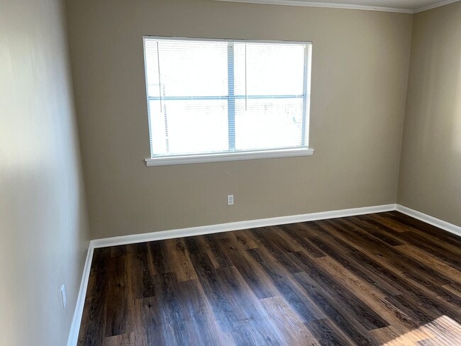 Building Photo - 3 Bed 1.5 Bath Home