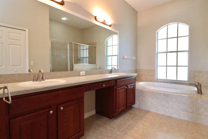 Building Photo - 2359 Old Oak Trail