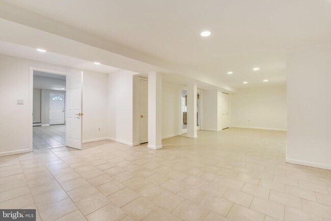 Building Photo - 5813 Midhill St