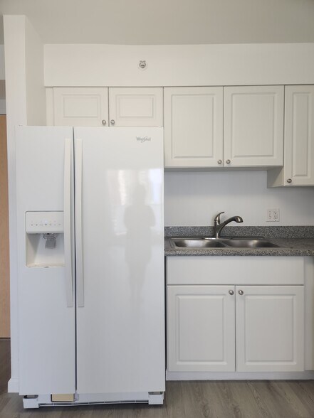 Fridge/ freezer with water and ice machine - 801 South St