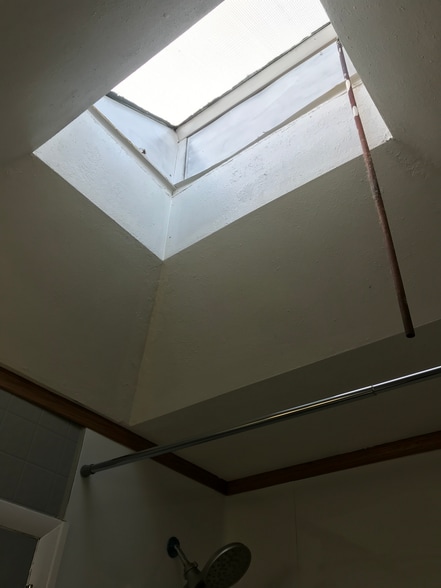 full bath - 1329 E 23rd St