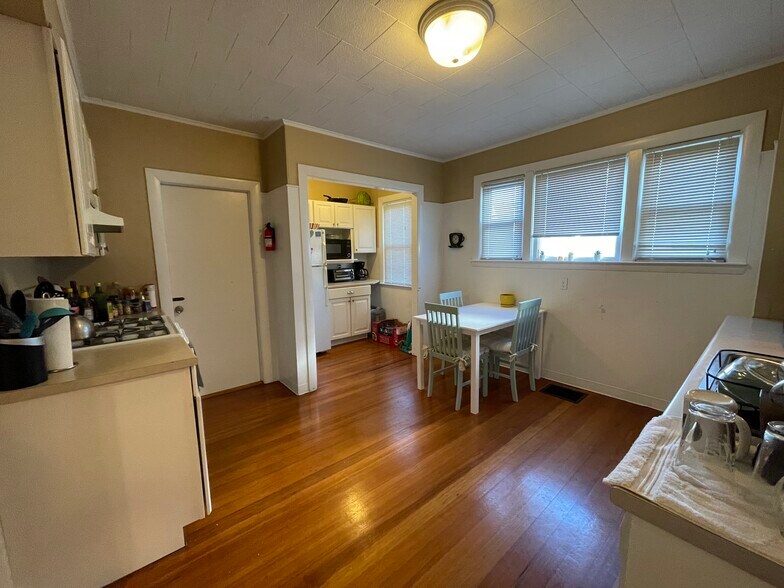 Building Photo - 21 College Ave