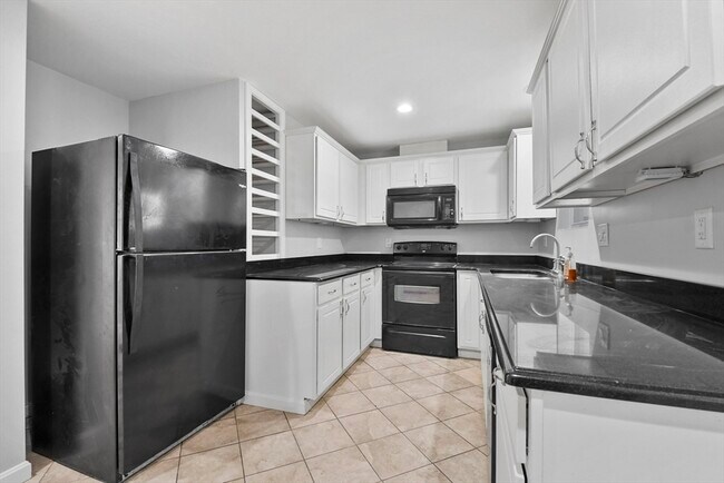Building Photo - 515 Winthrop St
