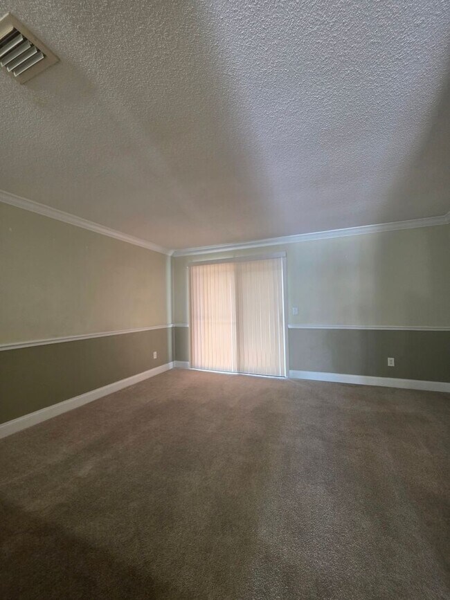 Building Photo - 2 bedroom 1/5 Bath Townhome in South Daytona