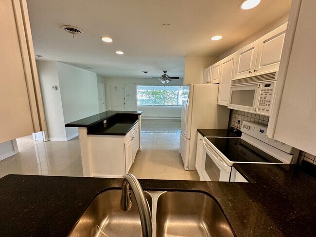 Building Photo - 308 SE 12th St