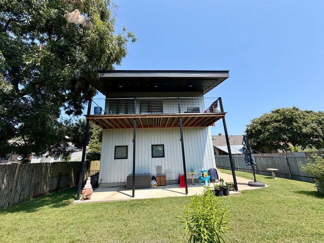 Building Photo - Contemporary 2 bedroom, 2.5 bath home in the heart of Route 66.