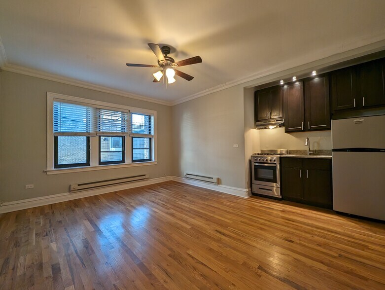 Building Photo - 4735 N Hermitage Ave