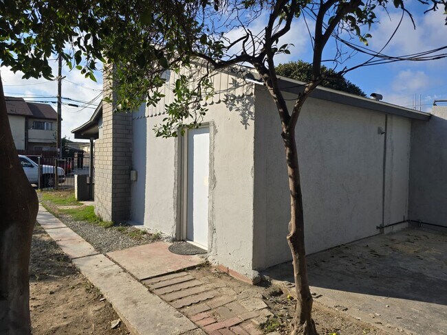 Building Photo - 302 Sycamore Rd