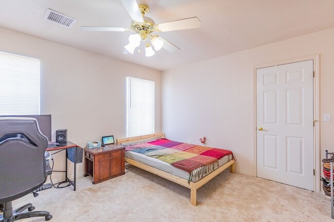 Building Photo - Conveniently located 3 Bedroom, 2 bath