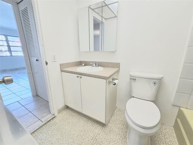 Building Photo - 1225 NE 124th St