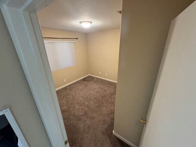 Building Photo - Charming 3-bedroom home located in the picturesque town of Pahrump!