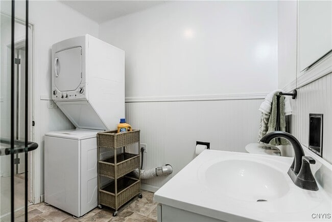 Building Photo - 16 College St