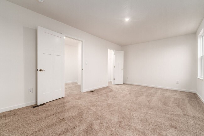 Building Photo - 120 Red Willow Dr
