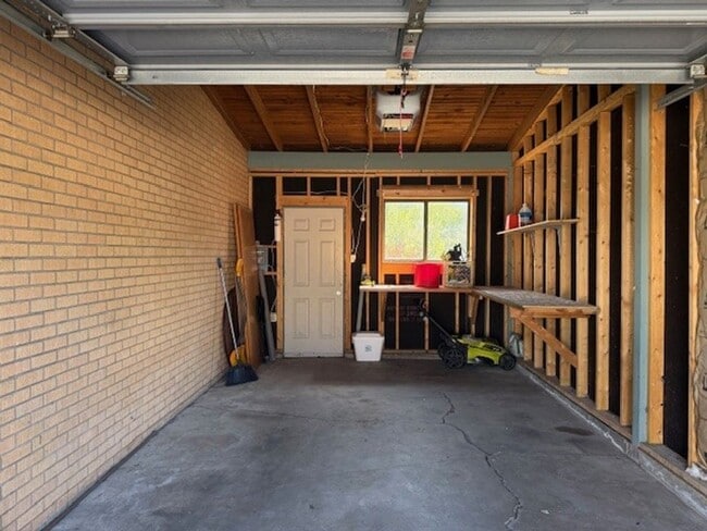 Building Photo - House For Lease