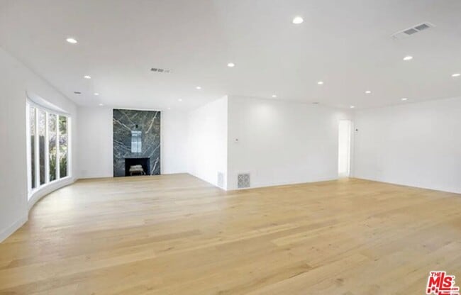 Building Photo - 7406 W 82nd St