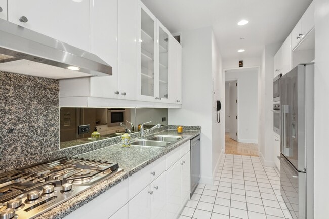 Fully equipped kitchen - 845 United Nations Plz