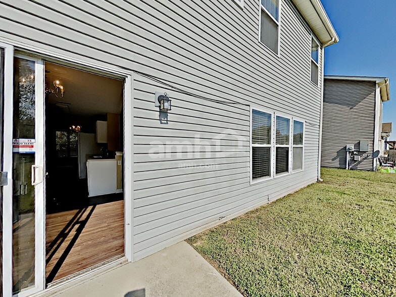 Building Photo - 4060 Longfellow Dr