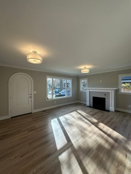 Building Photo - 5325 NE Flanders St