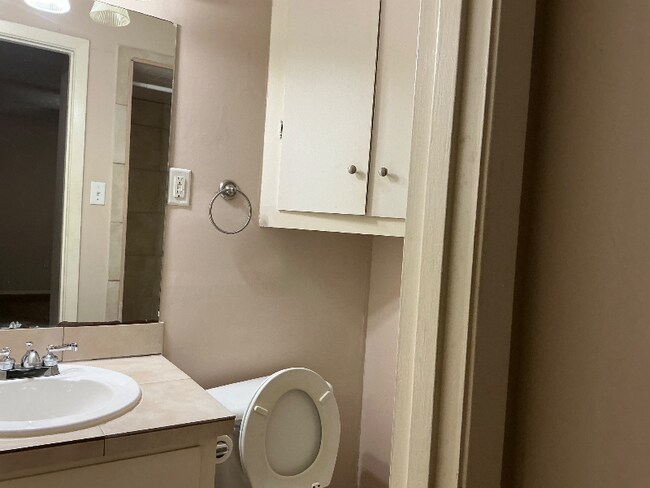 Building Photo - 402 Oakhill Cir