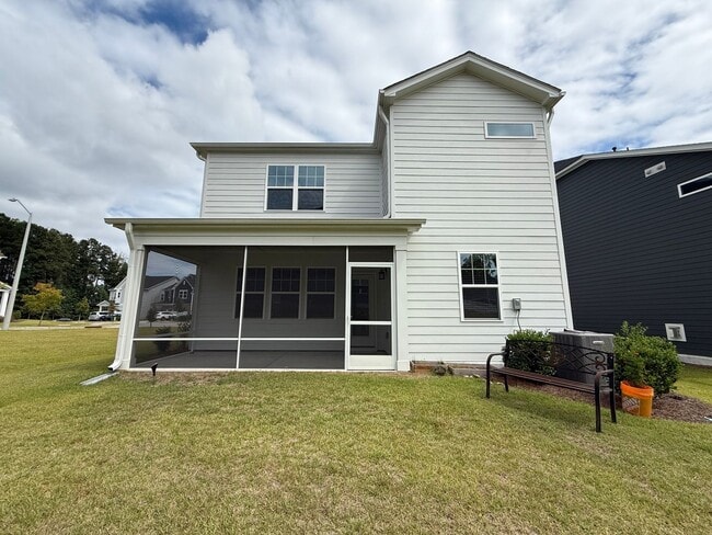 Building Photo - Stunning 5BD, 3BA Raleigh Home Within the ...