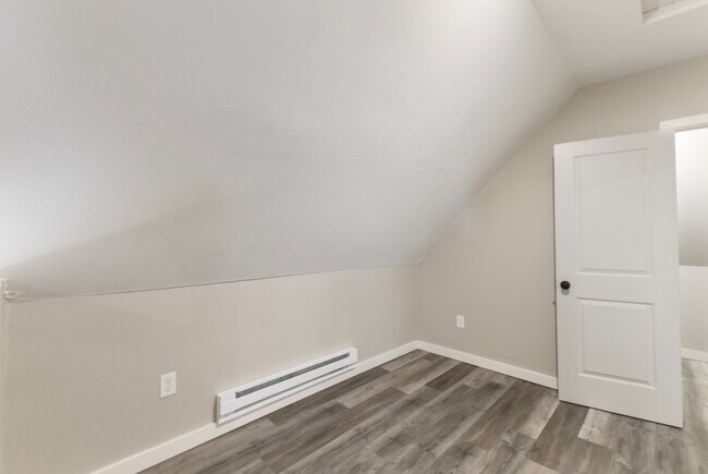 Building Photo - Charming 3BR Home in Heart of Tacoma - Modern Amenities & Prime Location!