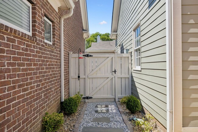 Building Photo - 107 Gladstone Ln