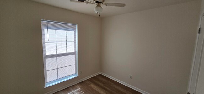 Building Photo - 5200 Broken Oak Dr