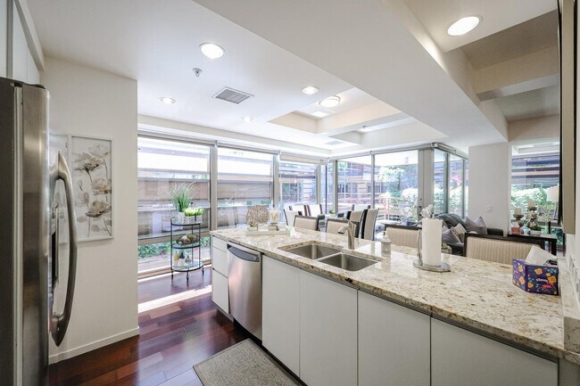 Building Photo - 7121 E Rancho Vista Dr