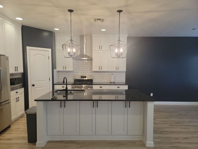 Building Photo - 4 Bedroom St. George Home with Bonus Room....