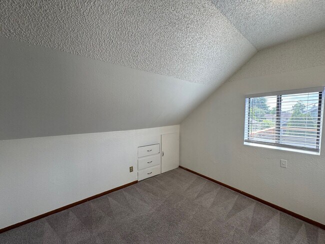 Building Photo - Cozy 4 bed 2 bath home in South Seattle