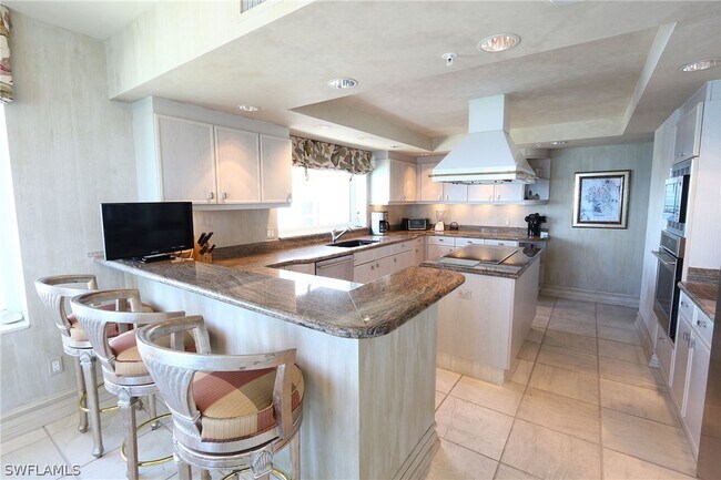 Building Photo - 8231 Bay Colony Dr