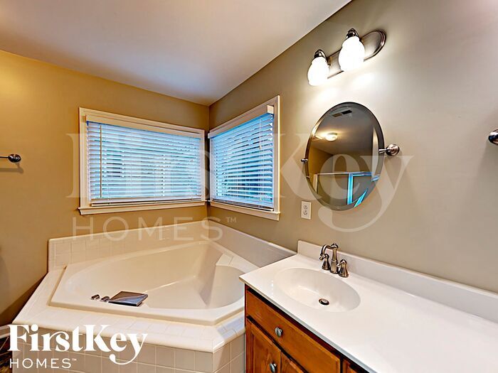 Building Photo - 9000 Mapledale Ct