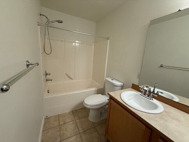 Building Photo - Beautiful Split-Entry 4 Bed 3 Bath Home Fully Fenced Yard