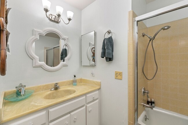 Building Photo - short term rental in the loop