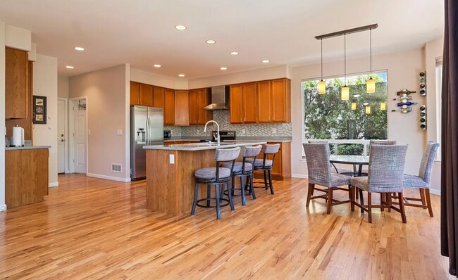 Building Photo - Huge room in a large shared home, private ...