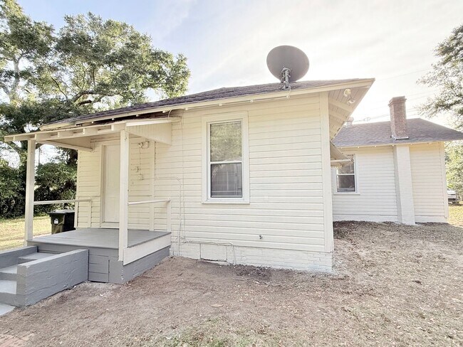 Building Photo - Two-Bedroom Cottage-Style Home