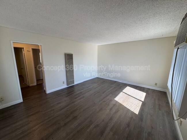 Building Photo - 9421 Cedar St