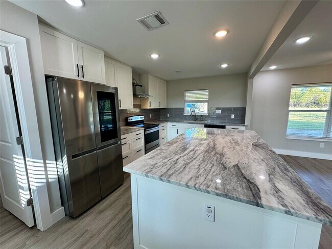 Building Photo - 813 Central Ave