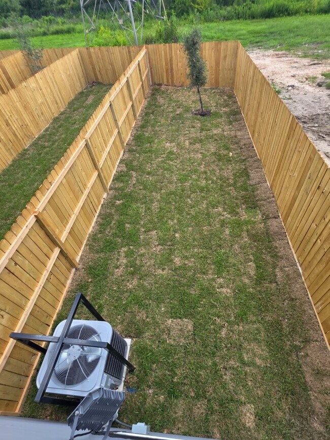 Building Photo - ? Stunning Duplex with Garage & Modern Finishes ?